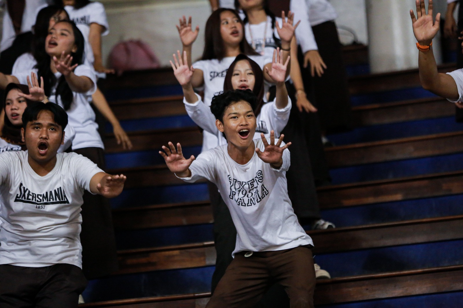 Bentuk dukungan Sixers Mania dari atas tribun