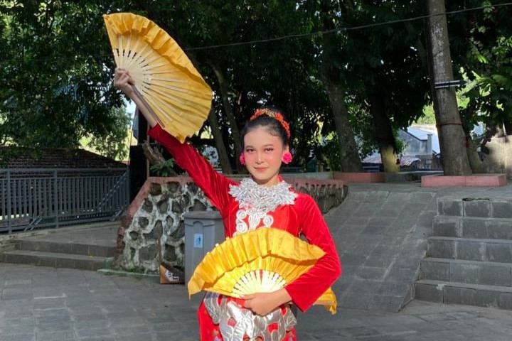 Momen Lady saat mengenakan pakaian tradisional untuk lomba tari tradisional