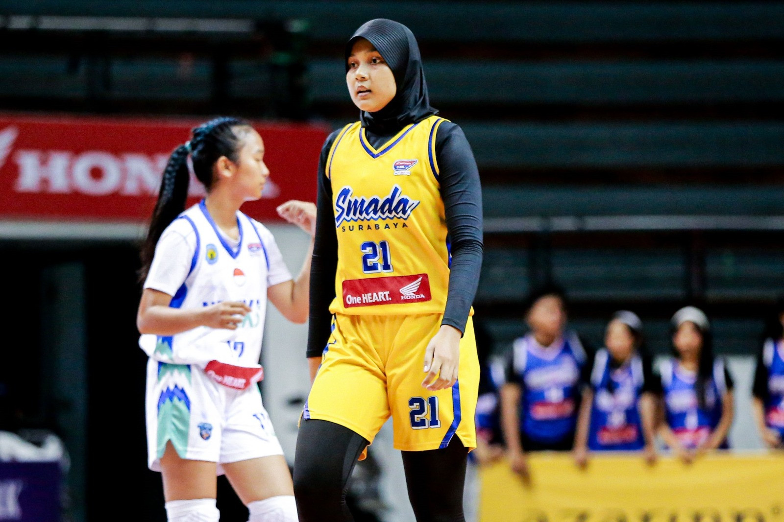 Momen Rayina (jersi kuning) tatkala melantai di lapangan