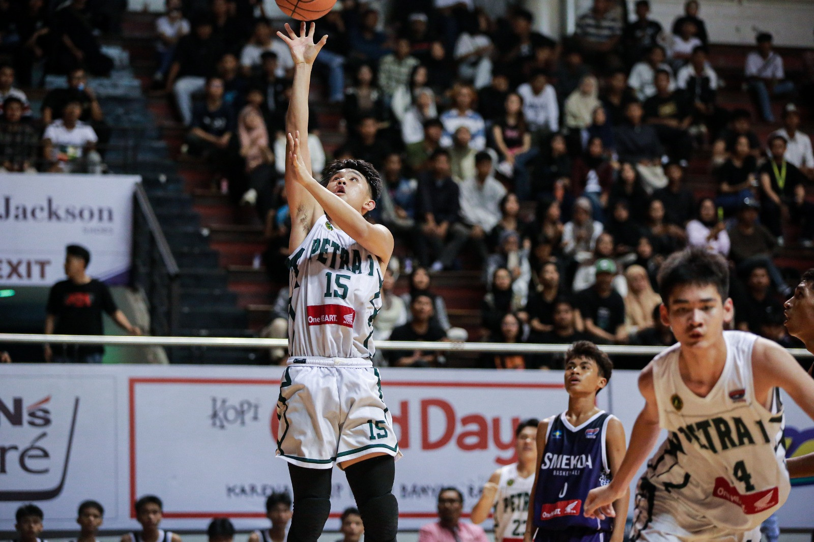 Aksi Kent (kiri) ketika mencoba melakukan layup