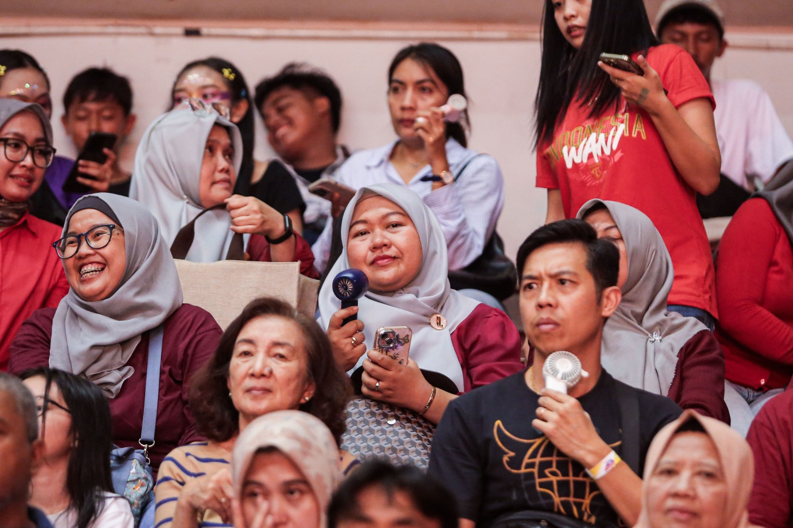 Ibu Yeni (tengah) duduk menikmati sajian tari di DBL Arena