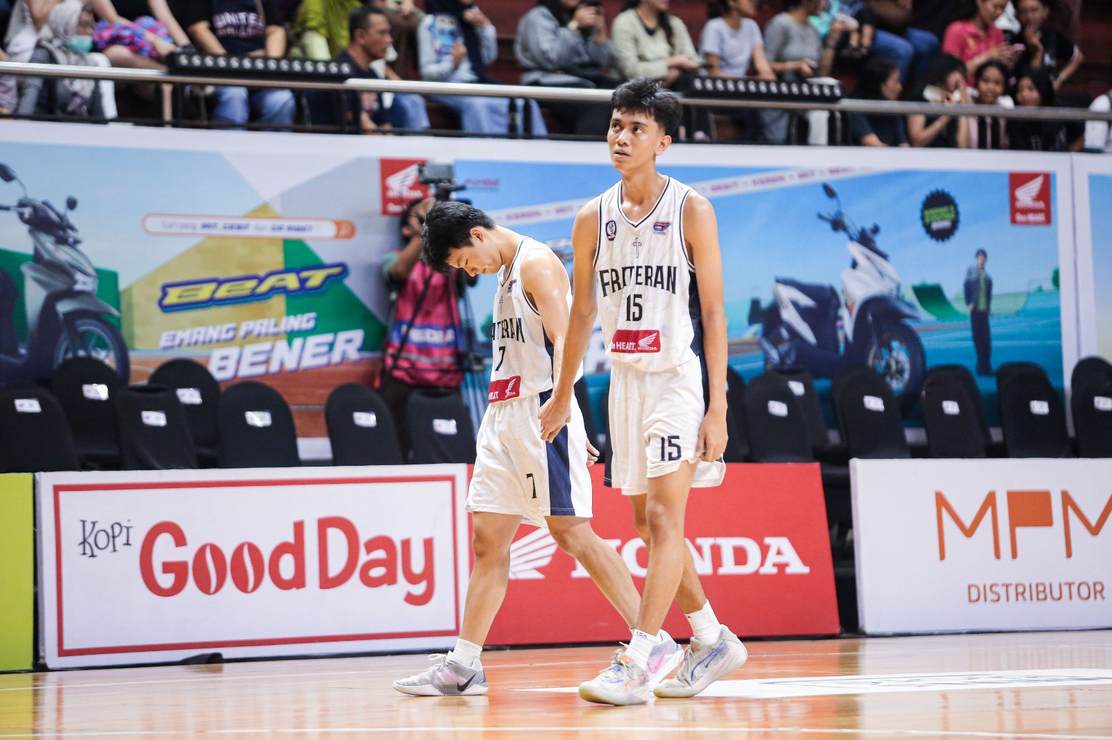 Momen Yosi (kanan) ketika melantai di atas lapangan