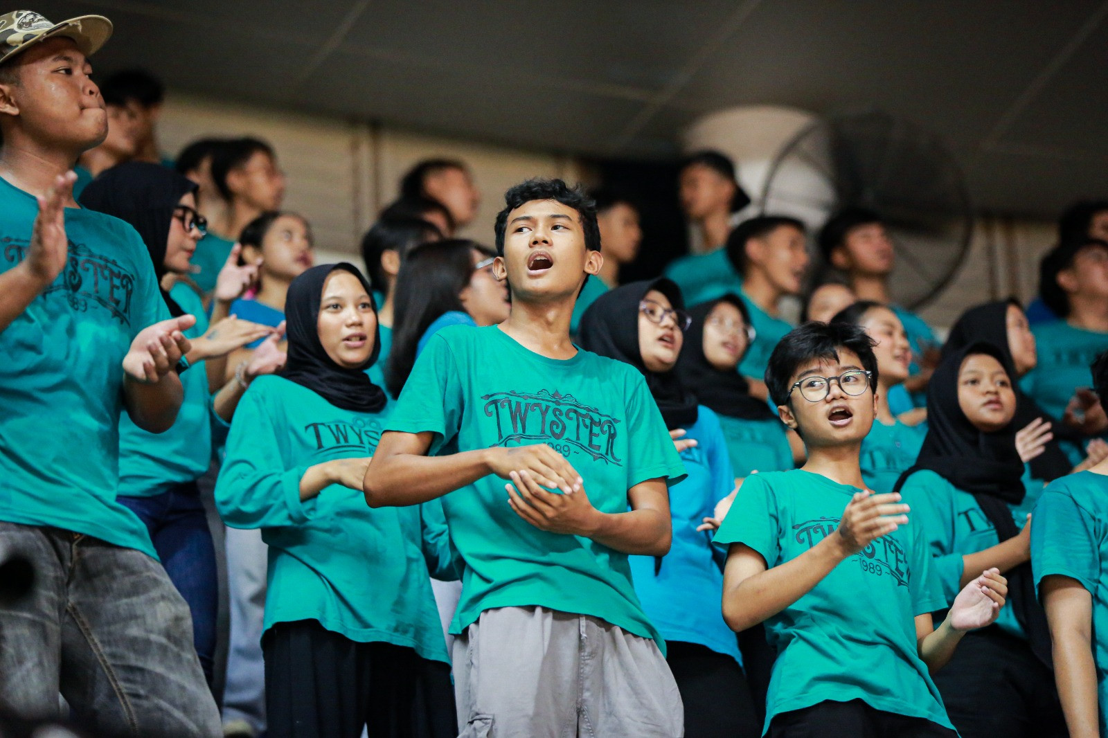 Nyanyian lantang Twyster saat berdiri di atas tribun timur DBL Arena