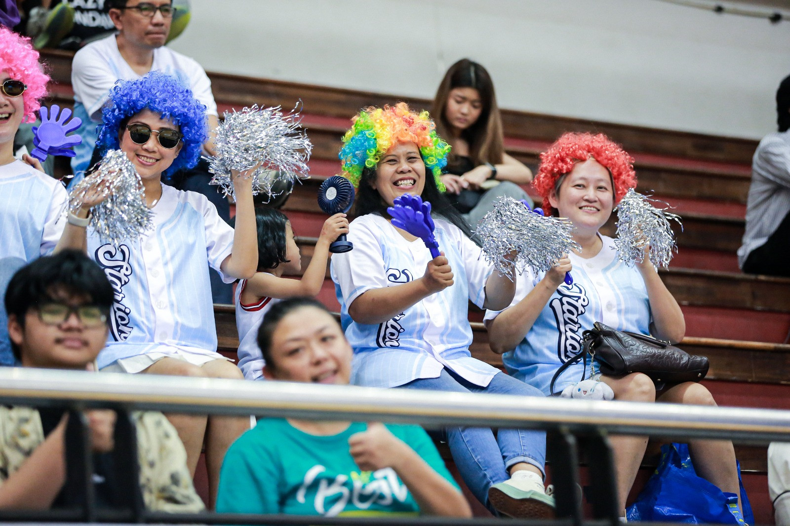 Aksi Ibu Listia (wig merah) tatkala mendukung putri kesayangannya berlaga di DBL Surabaya 2025