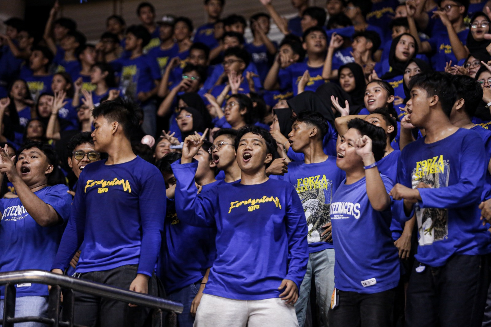 Semangat yang membara dari Sixteenagers kala menyokong tim kesayangannya
