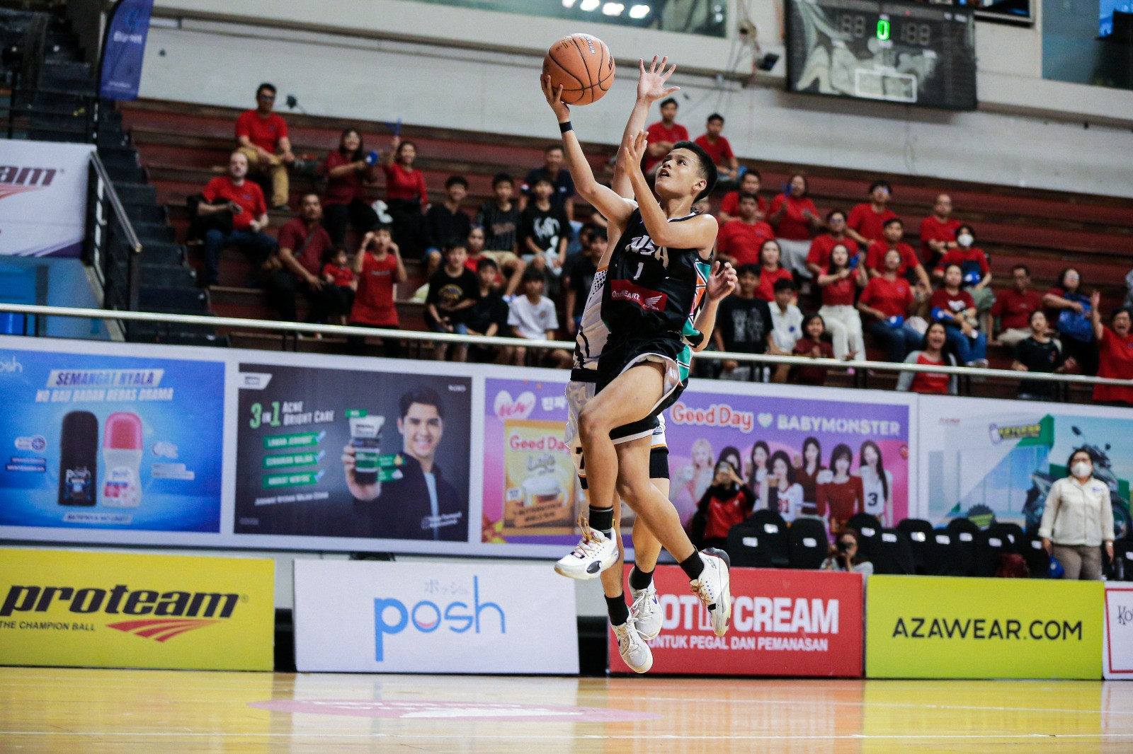 Momen Prabu (jersi hitam) kala melompat melakukan layup
