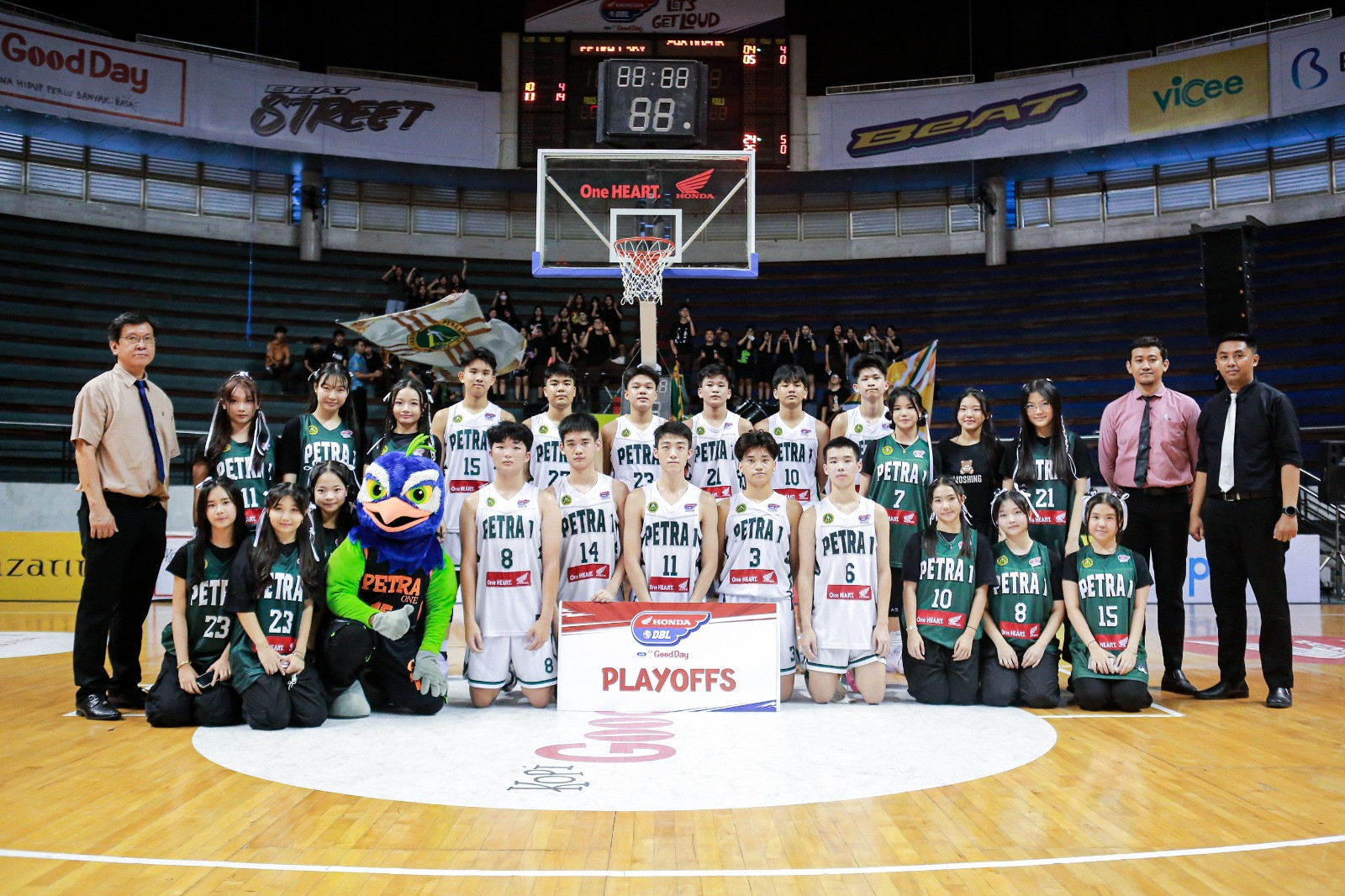 Tim putra SMA Petra 1 Surabaya memastikan diri melaju ke babak Playoffs pada DBL Surabaya 2025