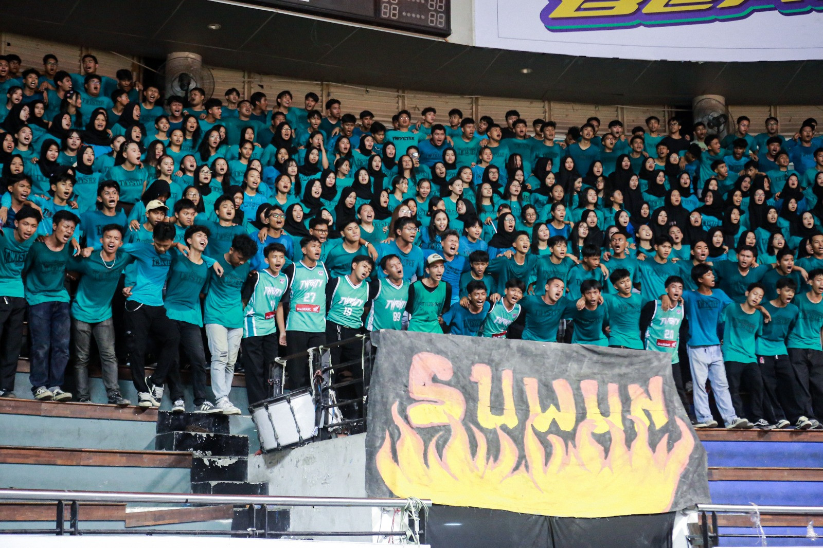 Twyster merapatkan barisan kala menyanyikan anthem