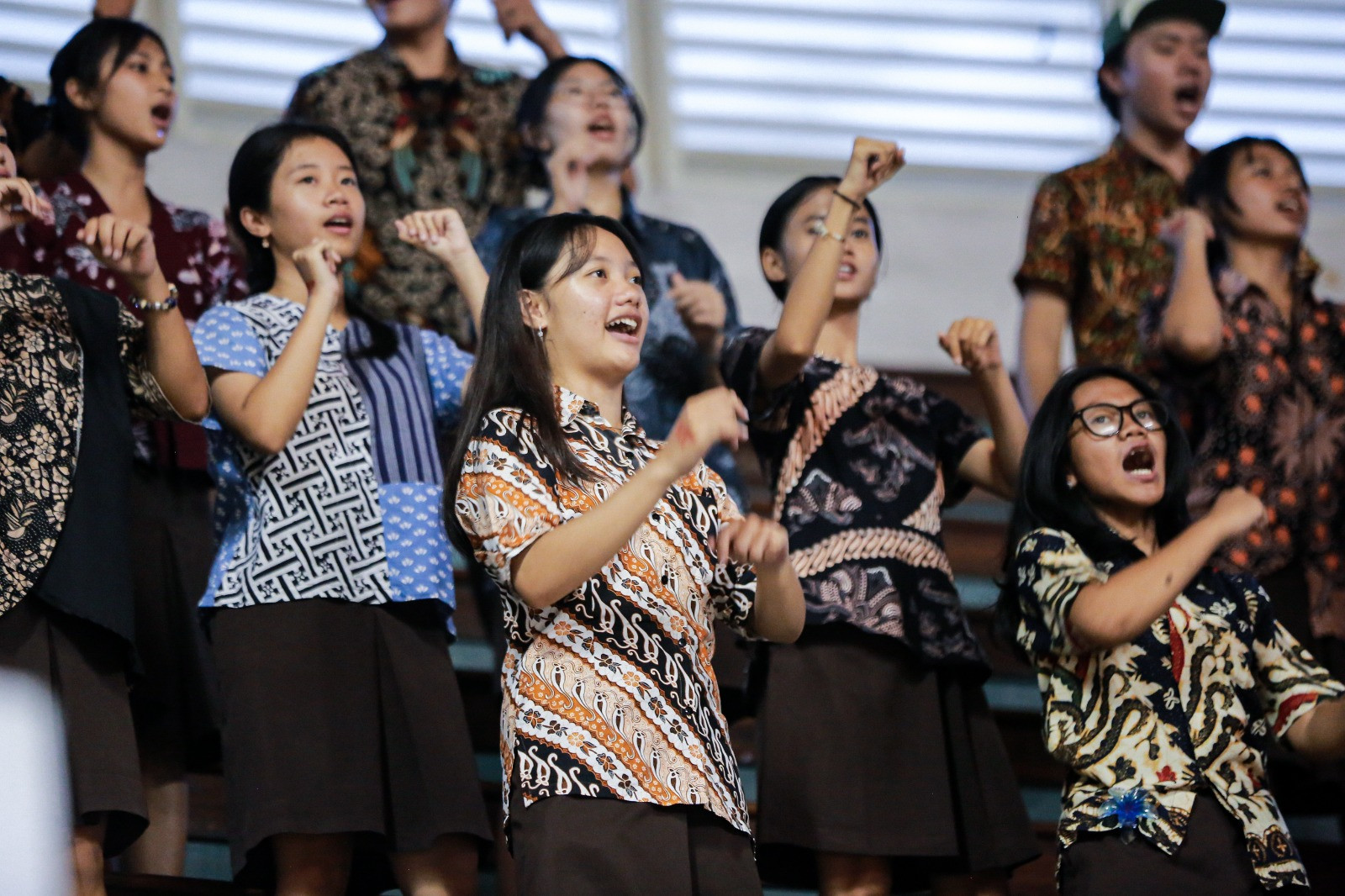 Bentuk dukungan Unsur Mania dari atas tribun bagi tim kebanggaannya