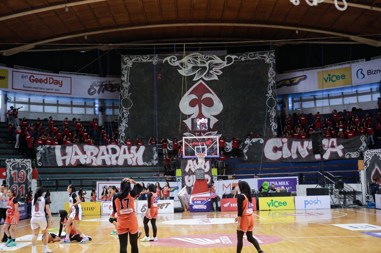 Koreografi Uno Mania yang menggambarkan lambang waru dan tulisan 'Harapan Cinta'