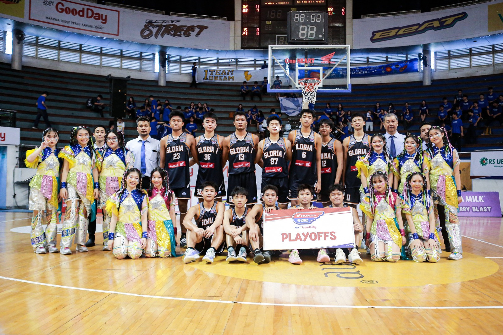 Penggawa putra SMA Gloria 1 Surabaya selepas menggenggam tiket lolos Playoffs