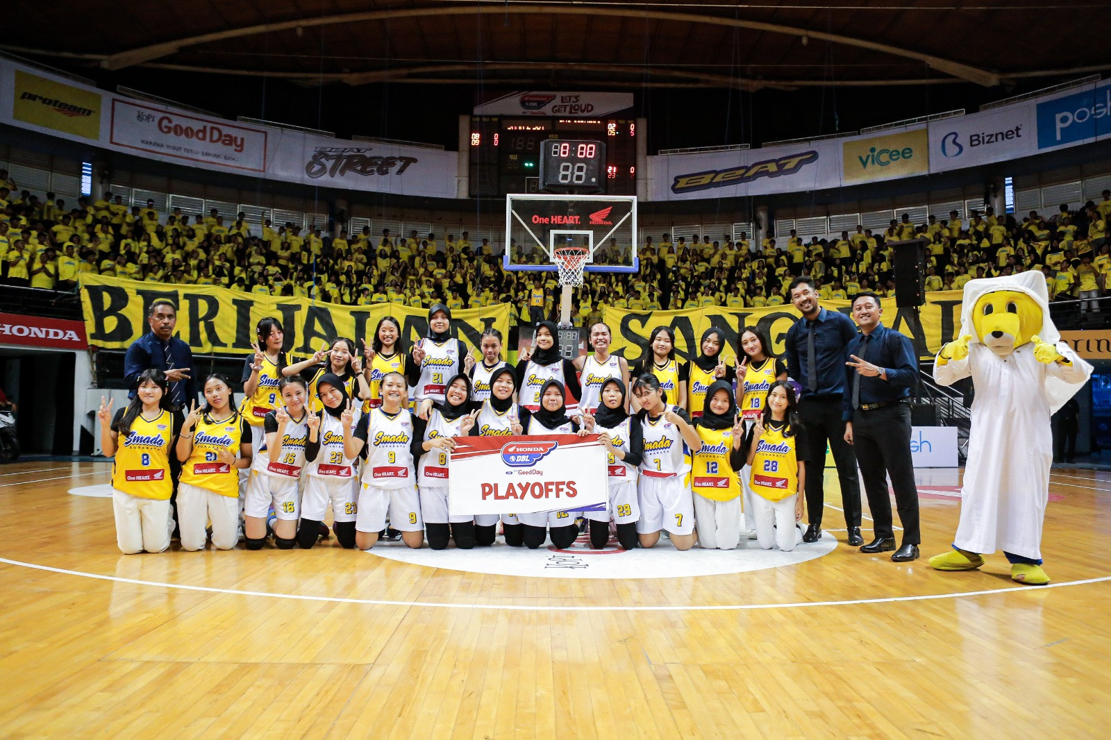 Raut wajah bahagia menyelimuti tim putri SMAN 2 Surabaya selepas lolos ke babak Playoffs