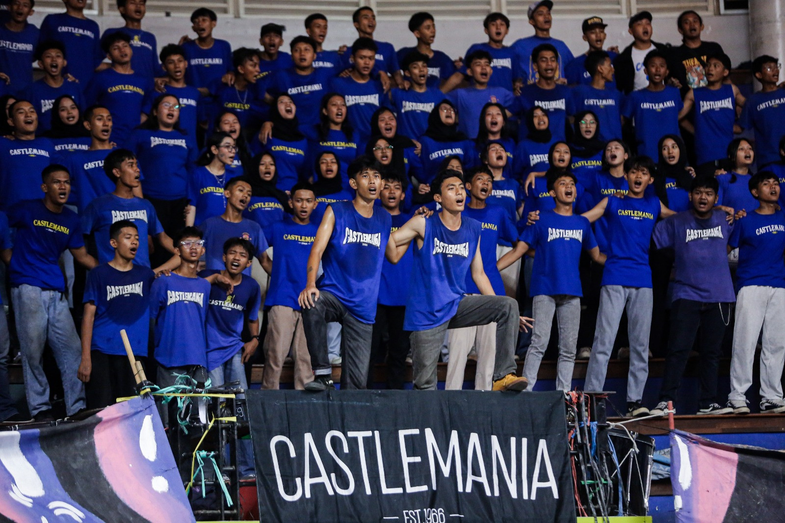Castle Mania merapatkan barisan saat menyanyikan anthem