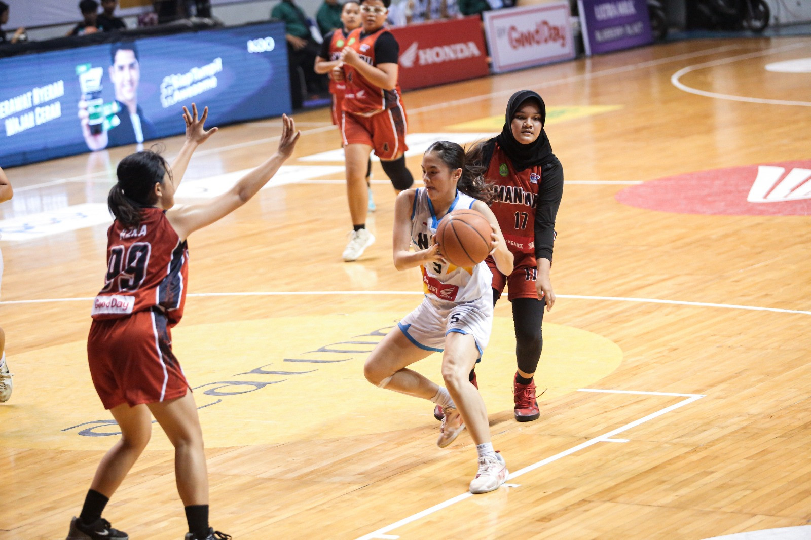 Aksi Celyn (jersi putih) tatkala menyerang area pertahanan Smantaru