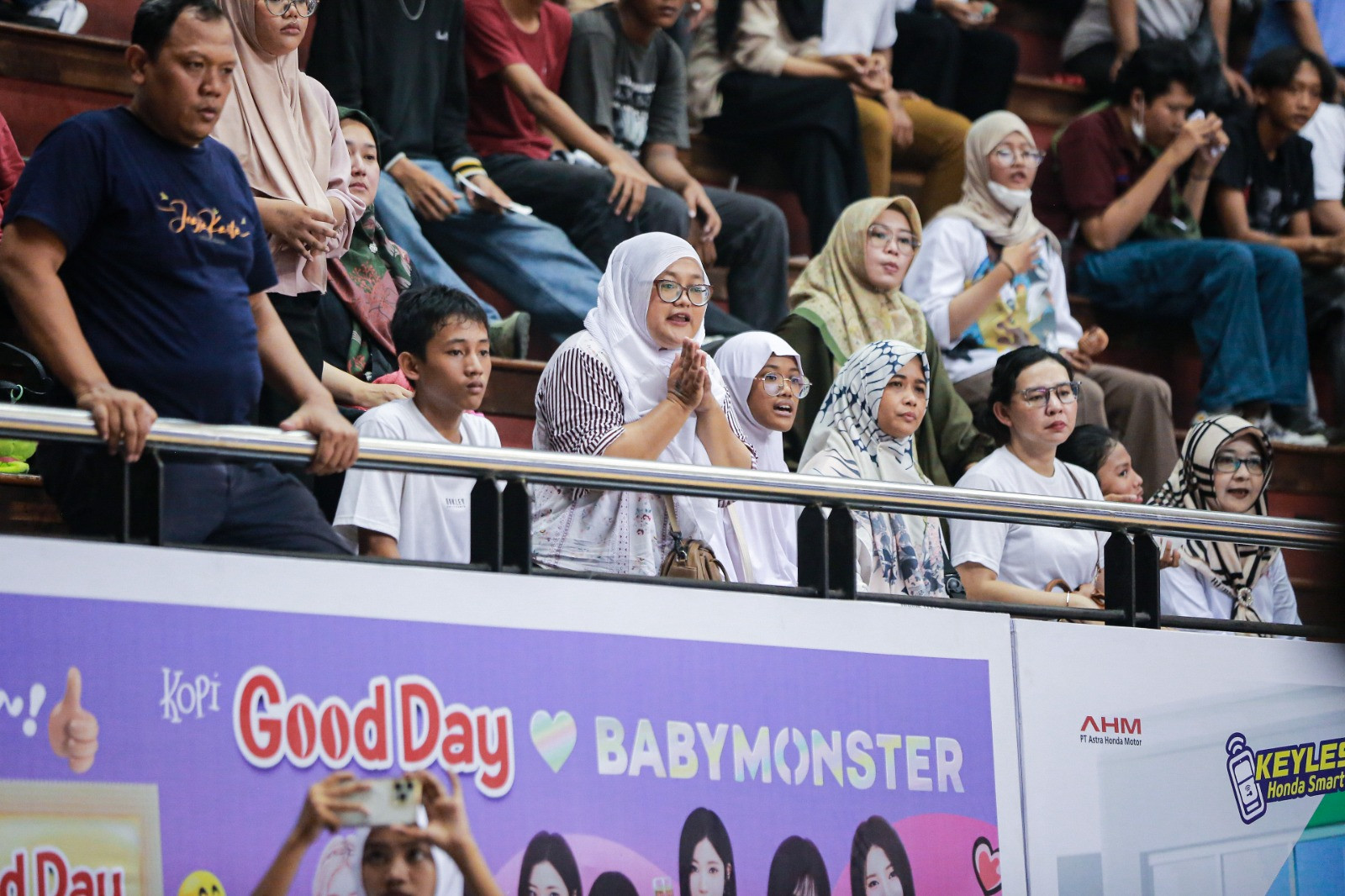 Ibu Nova (kerudung putih, baju garis-garis) berdiri seraya memanjatkan doa demi tim putra Eagles