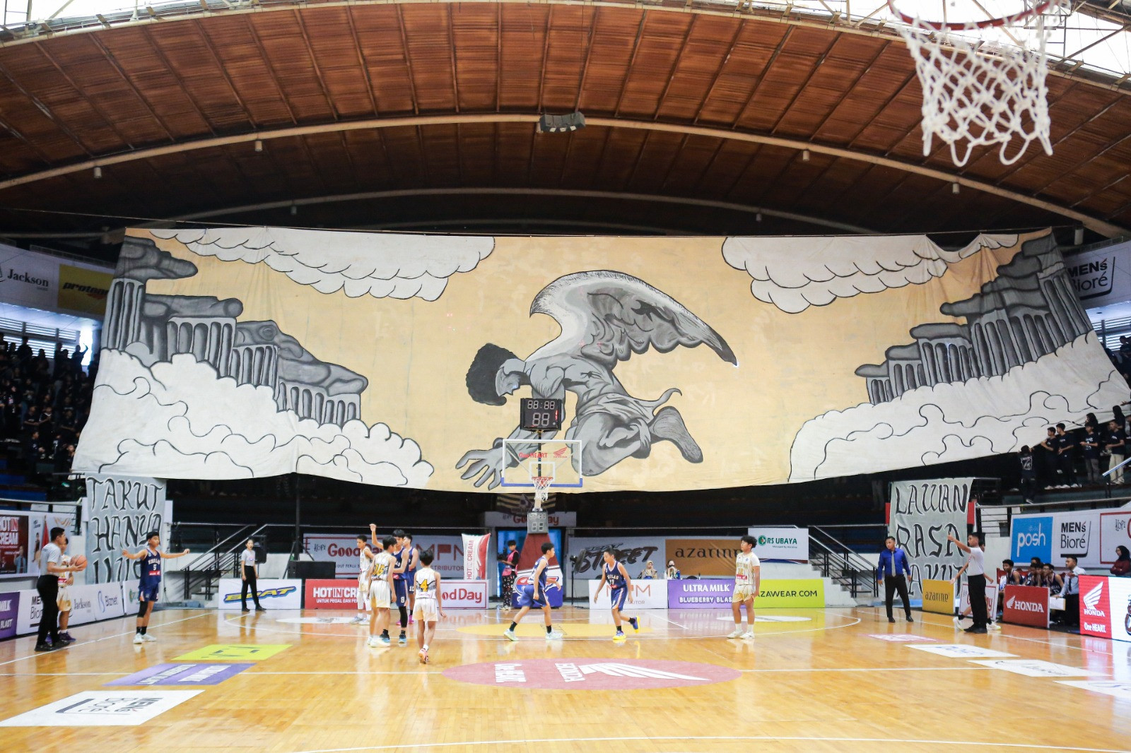 Sosok malaikat yang tersungkur setelah kastilnya hancur