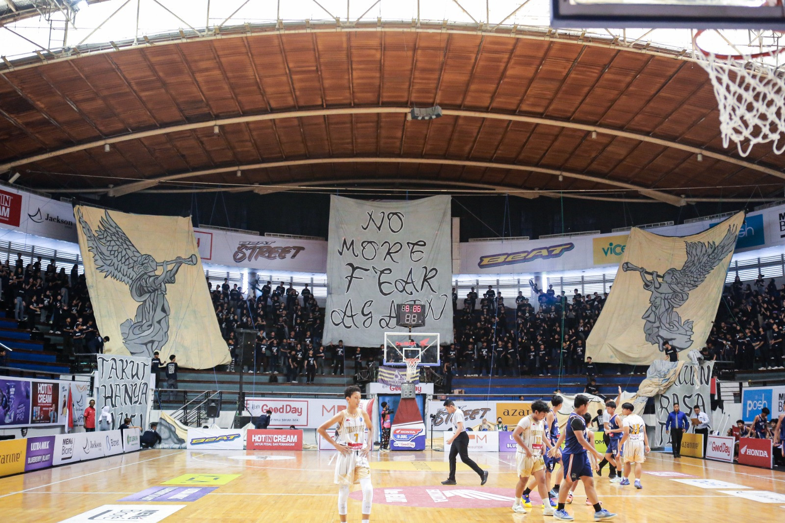 Tulisan 'No more fear again' dan dua malaikat yang sedang meniupkan terompet