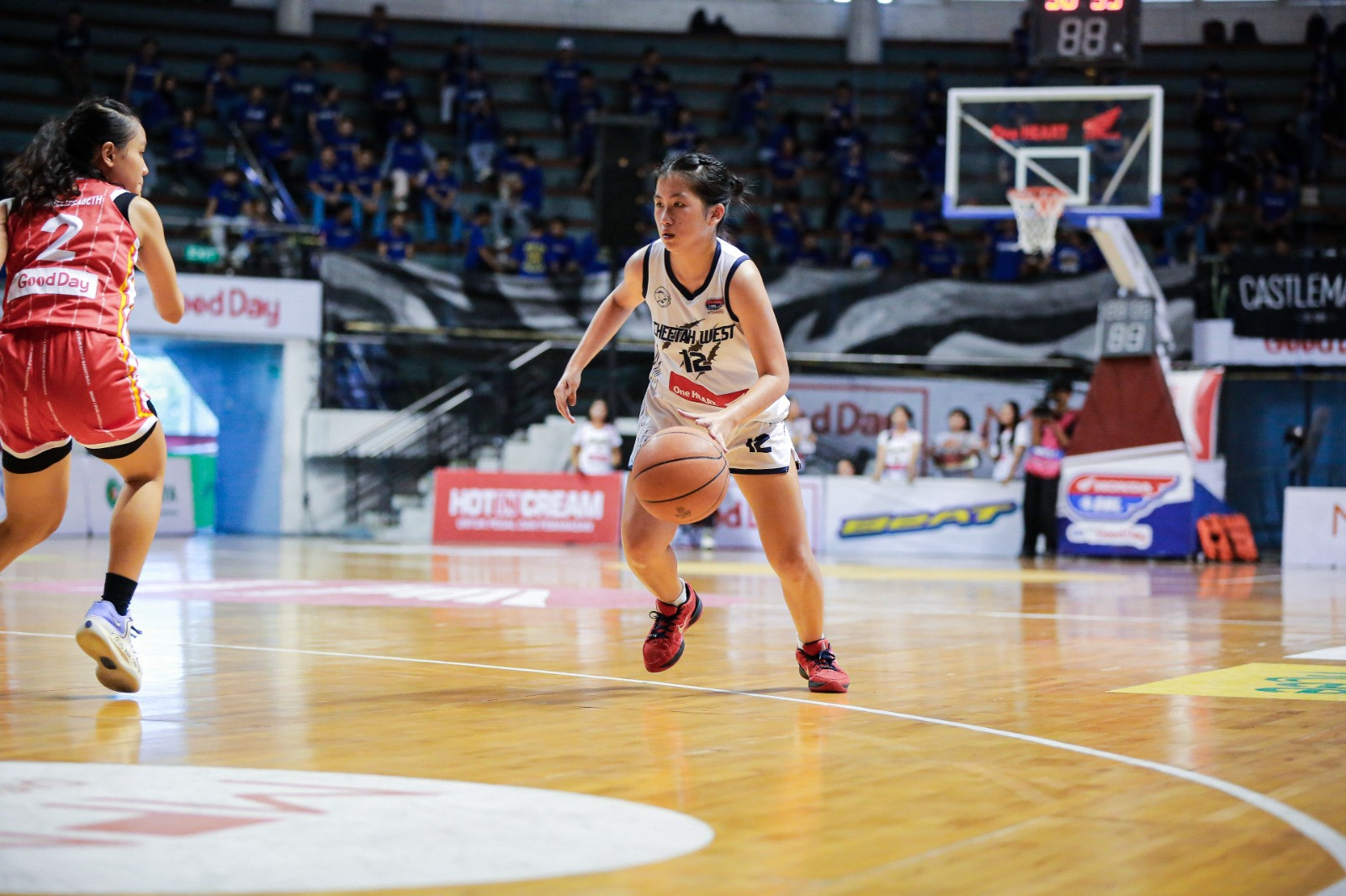 Aksi Jennifer (jersi putih) ketika melantai di lapangan