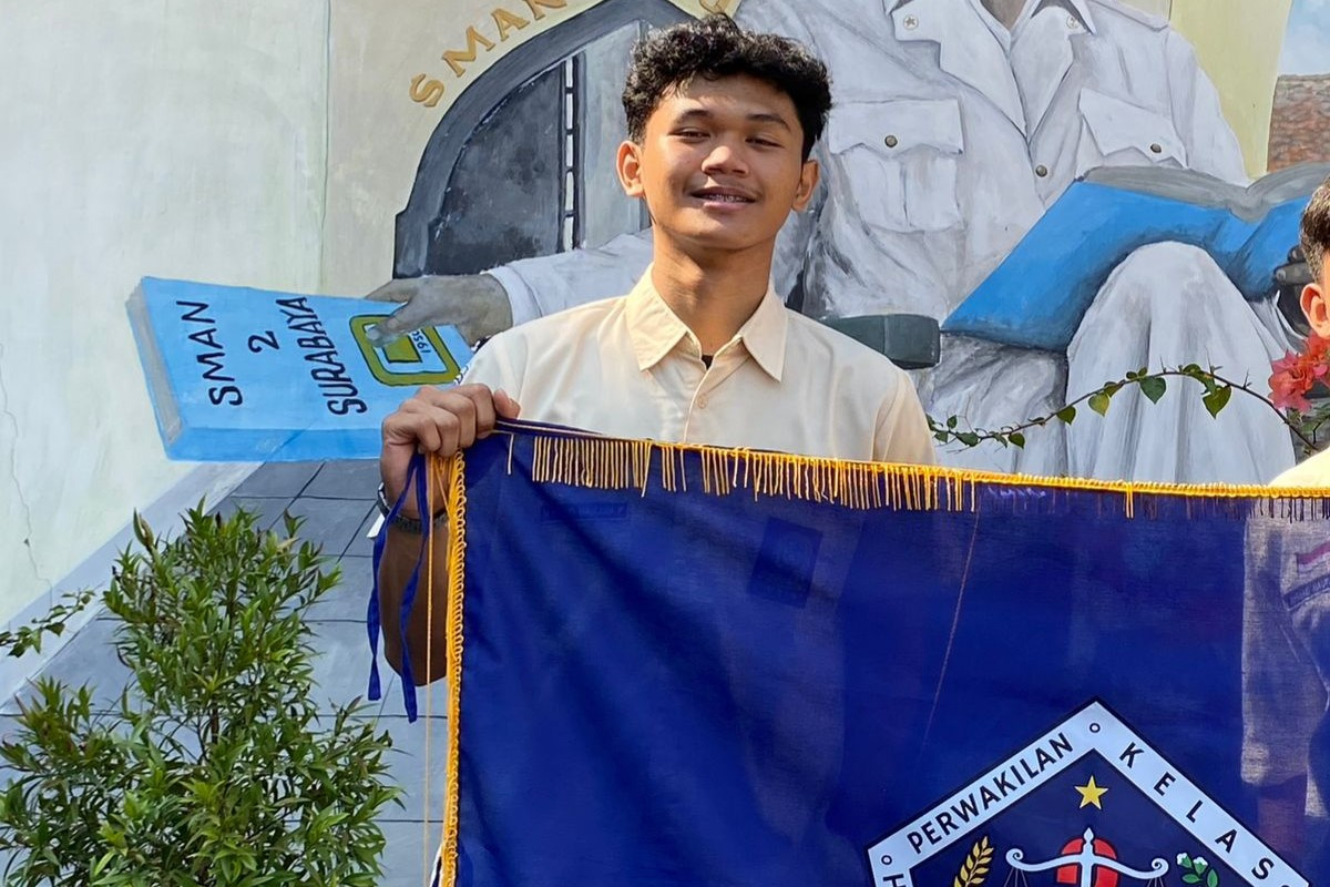 Rasyid (seragam kuning gading) saat memegang bendera MPK SMAN 2 Surabaya