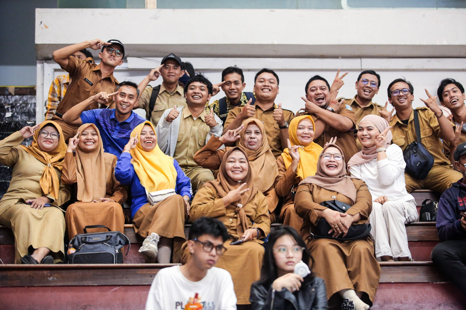 Barisan bapak ibu guru SMAN 16 Surabaya yang hadir langsung di DBL Arena
