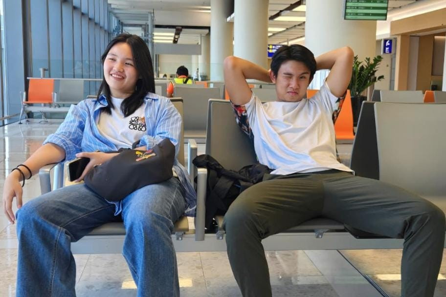 Bella (kiri) dan Kent (kanan) saat duduk bersebelahan