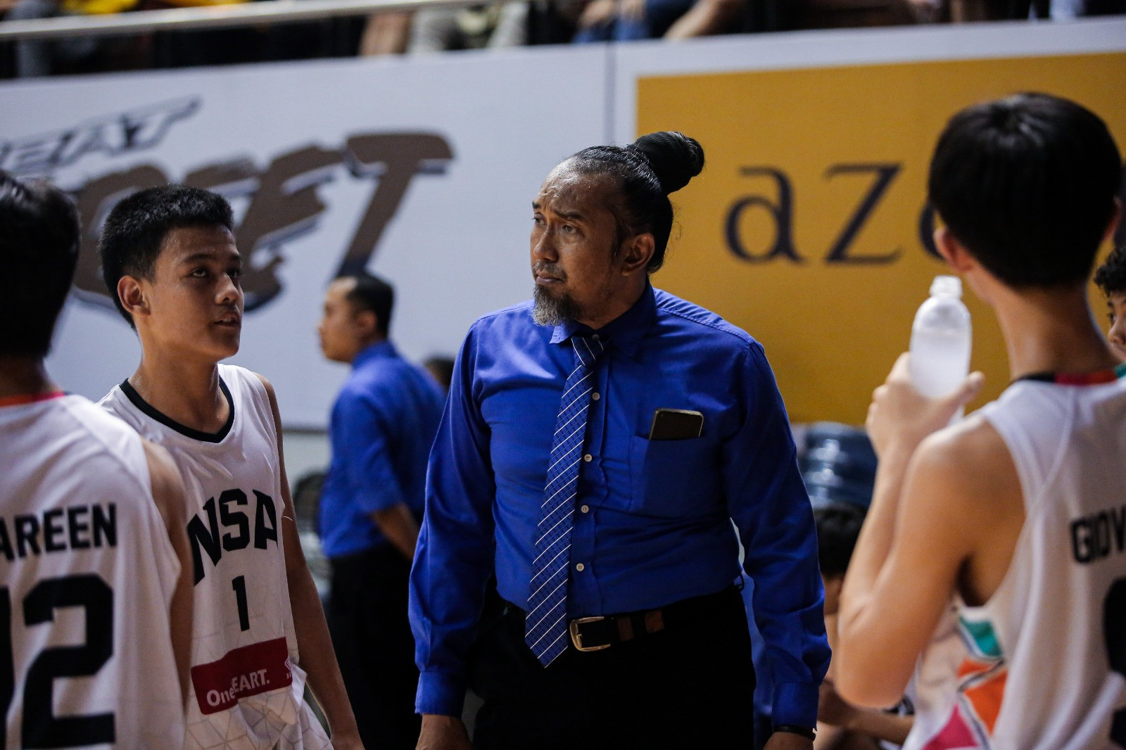 Coach Endro (tengah) ketika memberikan arahan kepada anak didiknya