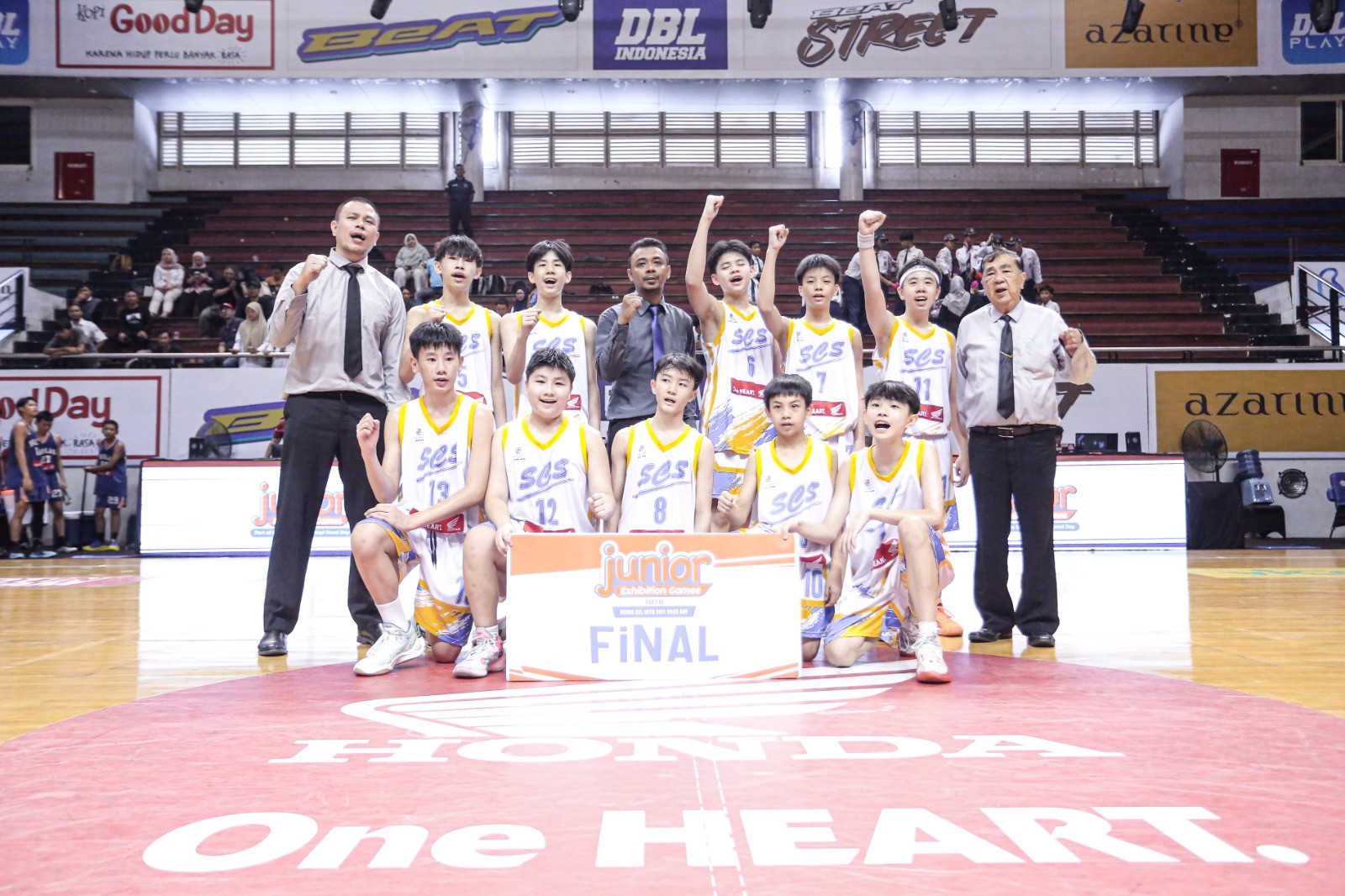 Keceriaan penggawa putra SMP Surabaya Cambridge School (SCS) kala melaju ke Junior Exhibition Games 2025