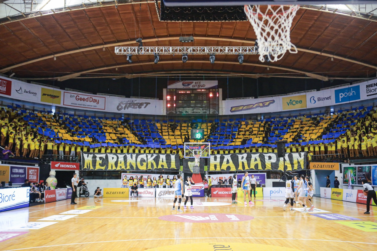 Koreografi kertas Arek Smada yang bertuliskan 'LAWAN'