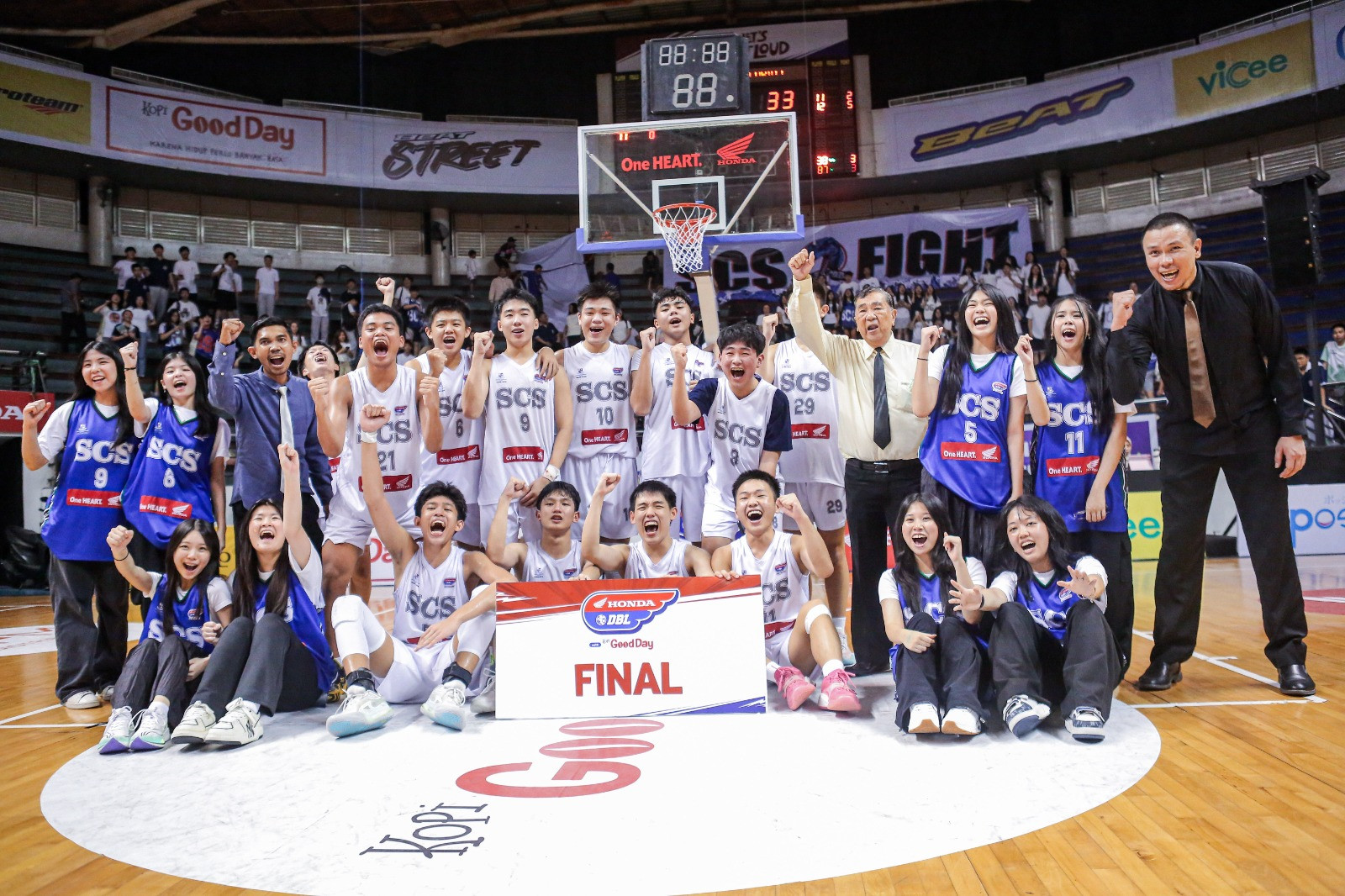 Kegembiraan tim putra SCS setelah melaju ke Final DBL Surabaya 2025 untuk pertama kalinya