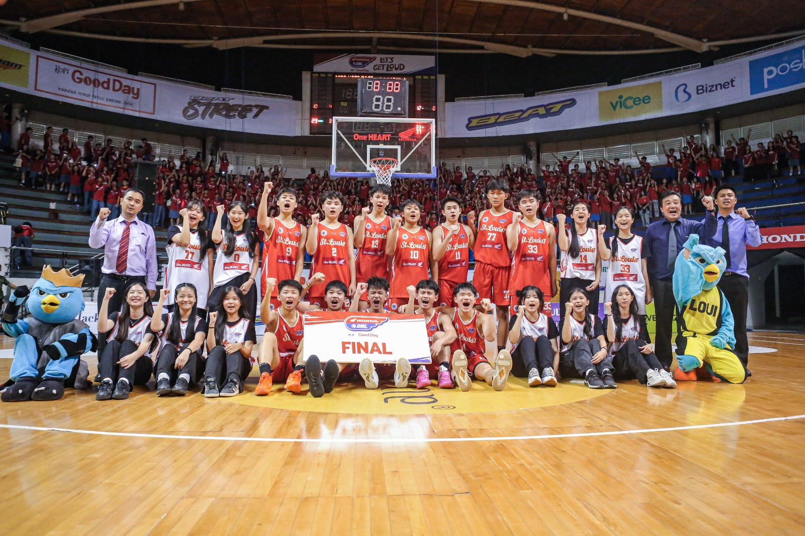 Semangat penggawa putra SMA St. Louis Surabaya setelah dipastikan lolos ke Final DBL Surabaya 2025