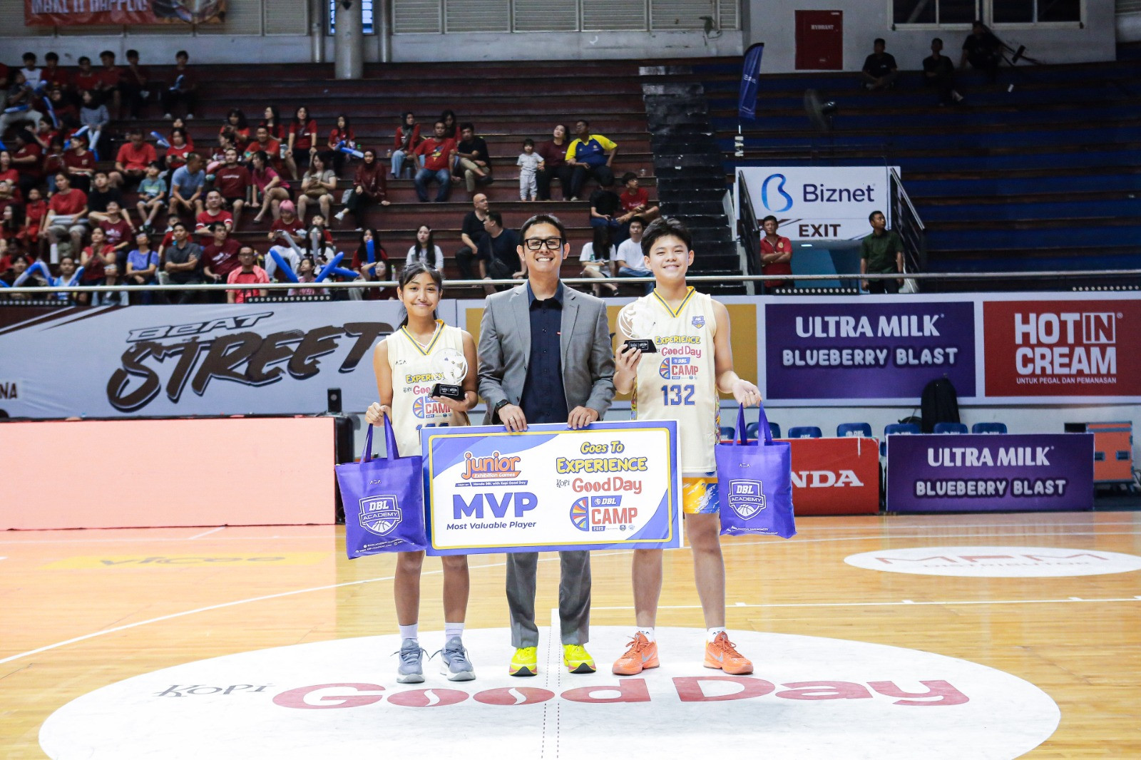 Avner (kanan) ketika seremoni gelar MVP Junior Exhibition Games 2025 Surabaya