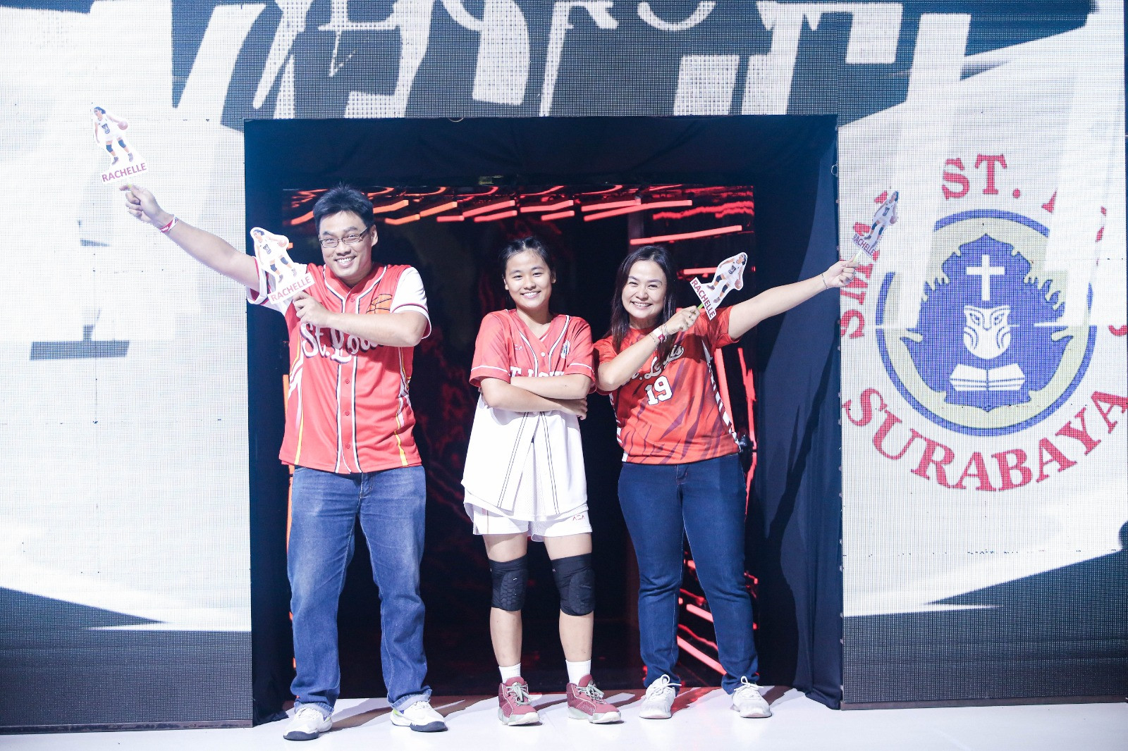 Momen Rachelle (tengah) tatkala didampingi orang tuanya saat pengenalan roster di Final AZA 3X3 Competition 2025 Surabaya