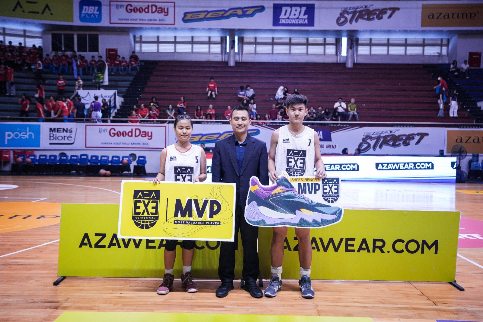Rachelle (kiri) ketika melakukan seremonial atas mendapatkan gelar MVP dalam AZA 3X3 Competition 2025 Surabaya