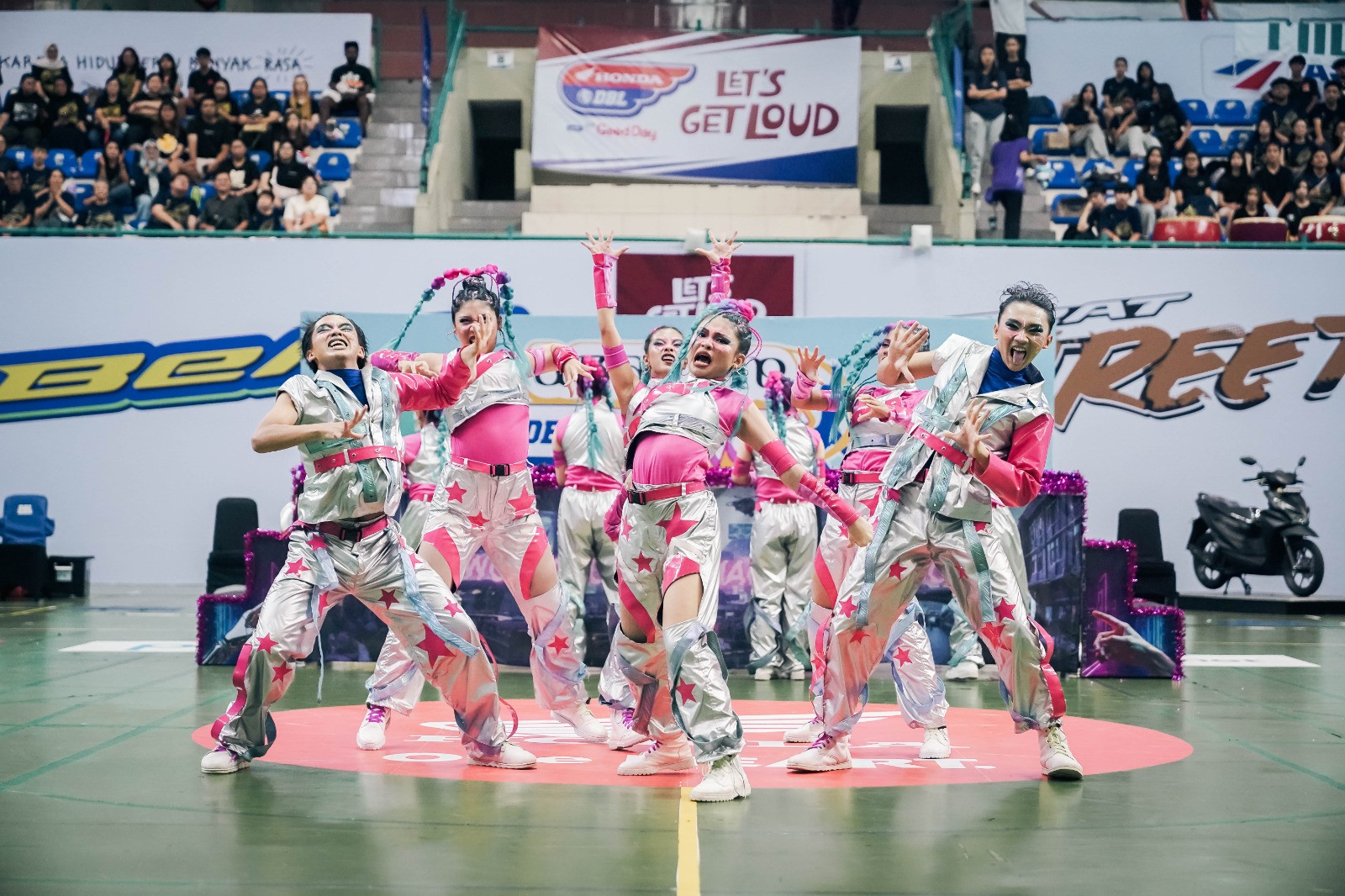 Penampilan Top 10 Azarine DBL Dance dari SMA Budi Utama membawakan kisah tentang AI yang memberikan kesan sebagai seorang visioner! Kostum berwarna dominan silver sangat mewakilkan kisah AI yang mereka bawakan. Tarian yang enerjik membangkitkan kesan meriah dan baru!