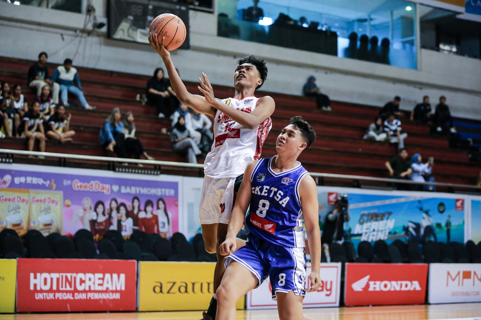 Aksi Richard (jersi putih) ketika melantai di DBL Arena