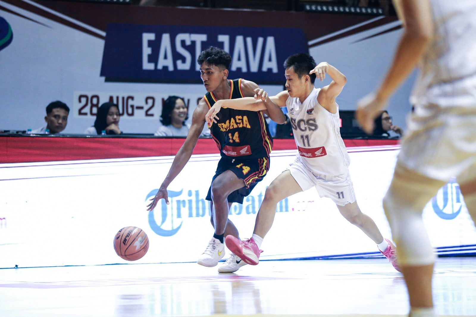 Momen Hafidz (jersi hitam) kala mencoba melewati hadangan pemain SCS