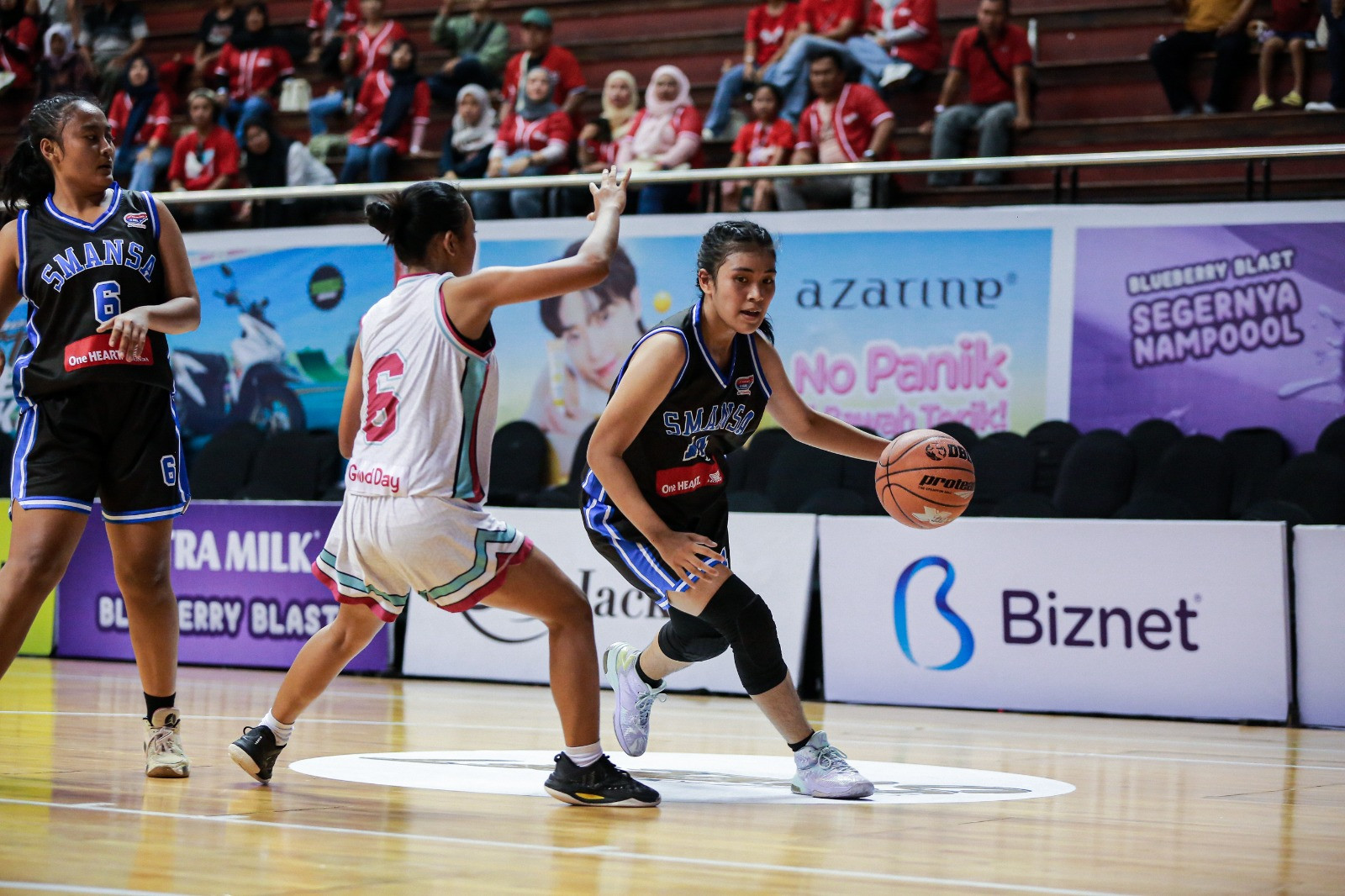 Aksi Nikita (jersi hitam) kala melantai di DBL Arena untuk pertama kalinya
