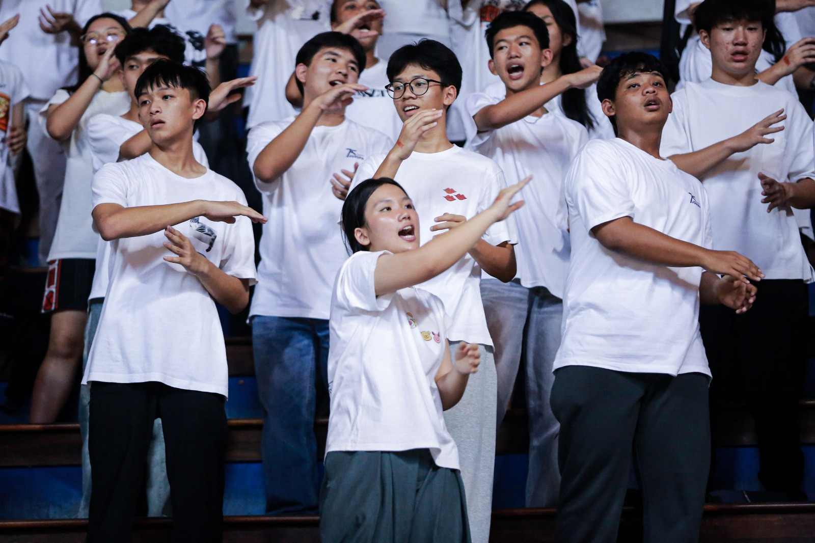 Hua Ind Mania tatkala mendukung tim putra kesayangannya di DBL Arena dari atas tribun