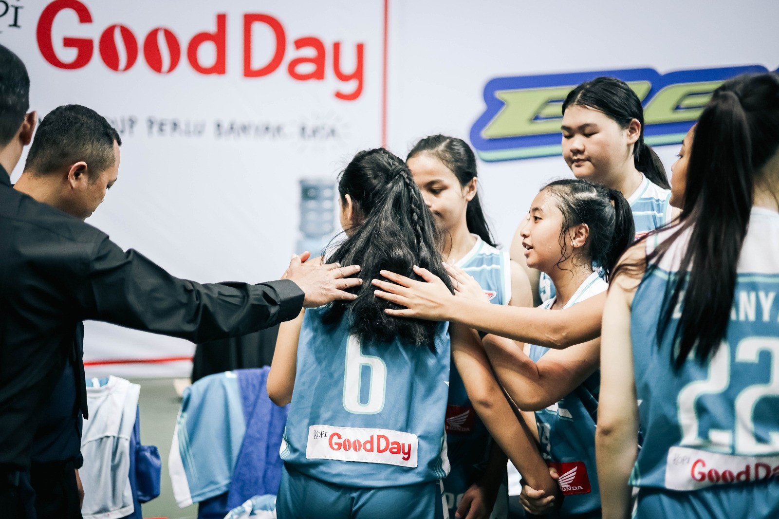 Momen Haru Laga Stece Lawan Patbhe di Tengah Suasana Duka2