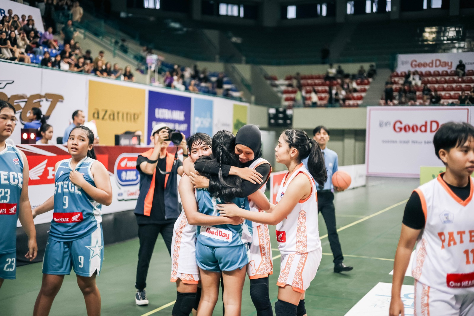 Momen Haru Laga Stece Lawan Patbhe di Tengah Suasana Duka