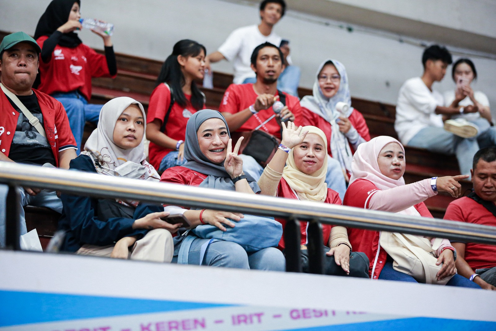 Momen Ibu Nurul (dua dari kiri di barisan depan) kala menyokong putri tercintanya di DBL Arena