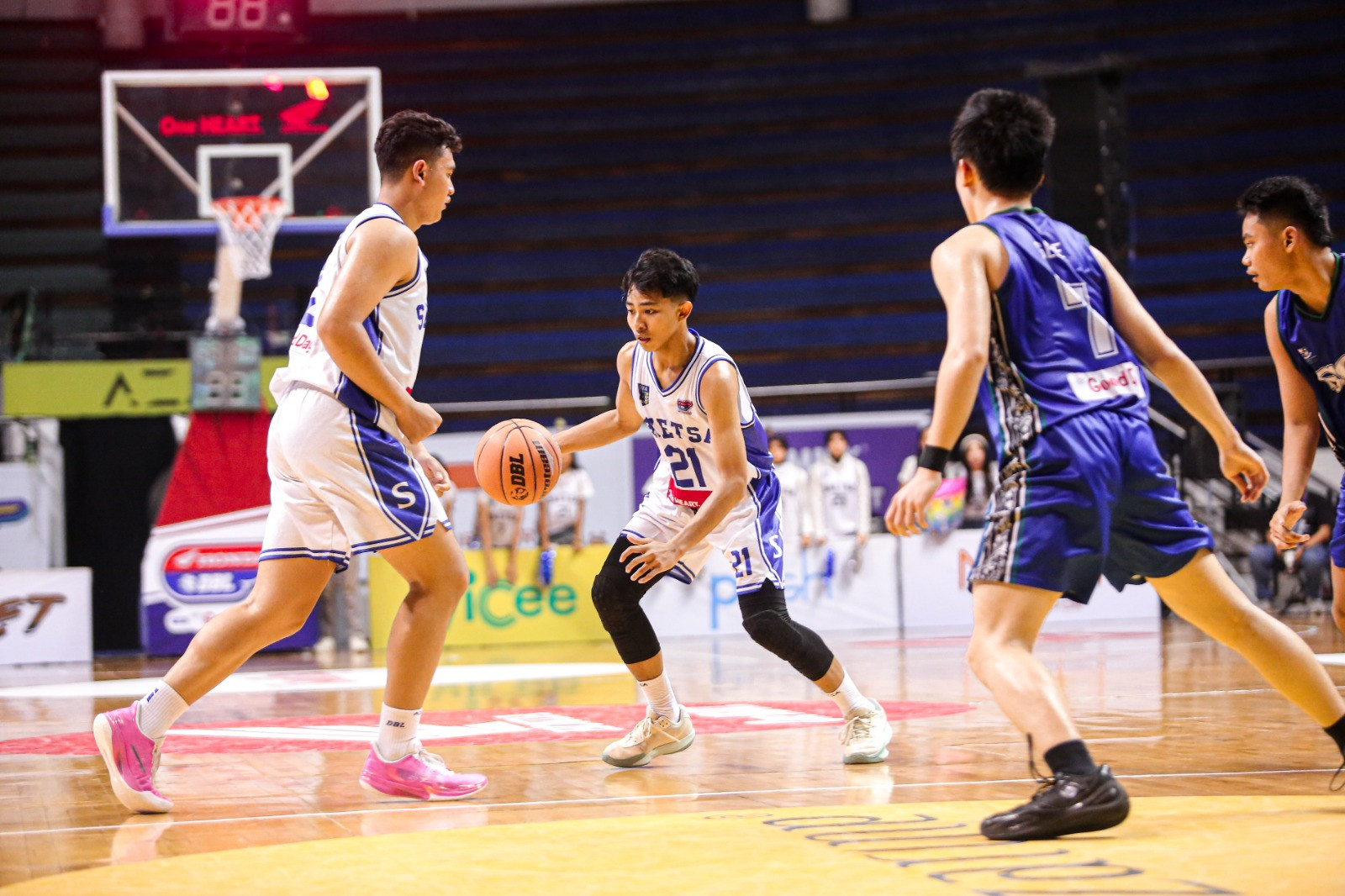 Aksi Undika (tengah) ketika melantai di DBL Arena kala menghadapi gempuran SCS