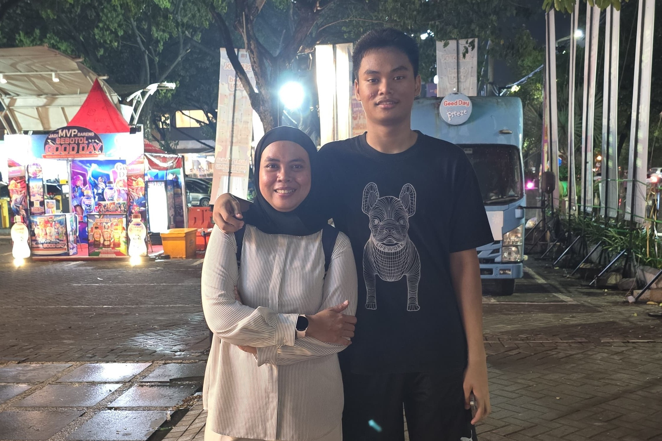 Kebersamaan Ibu Anita (kiri) dan Arun (kanan) setelah Arun bertanding di DBL Arena