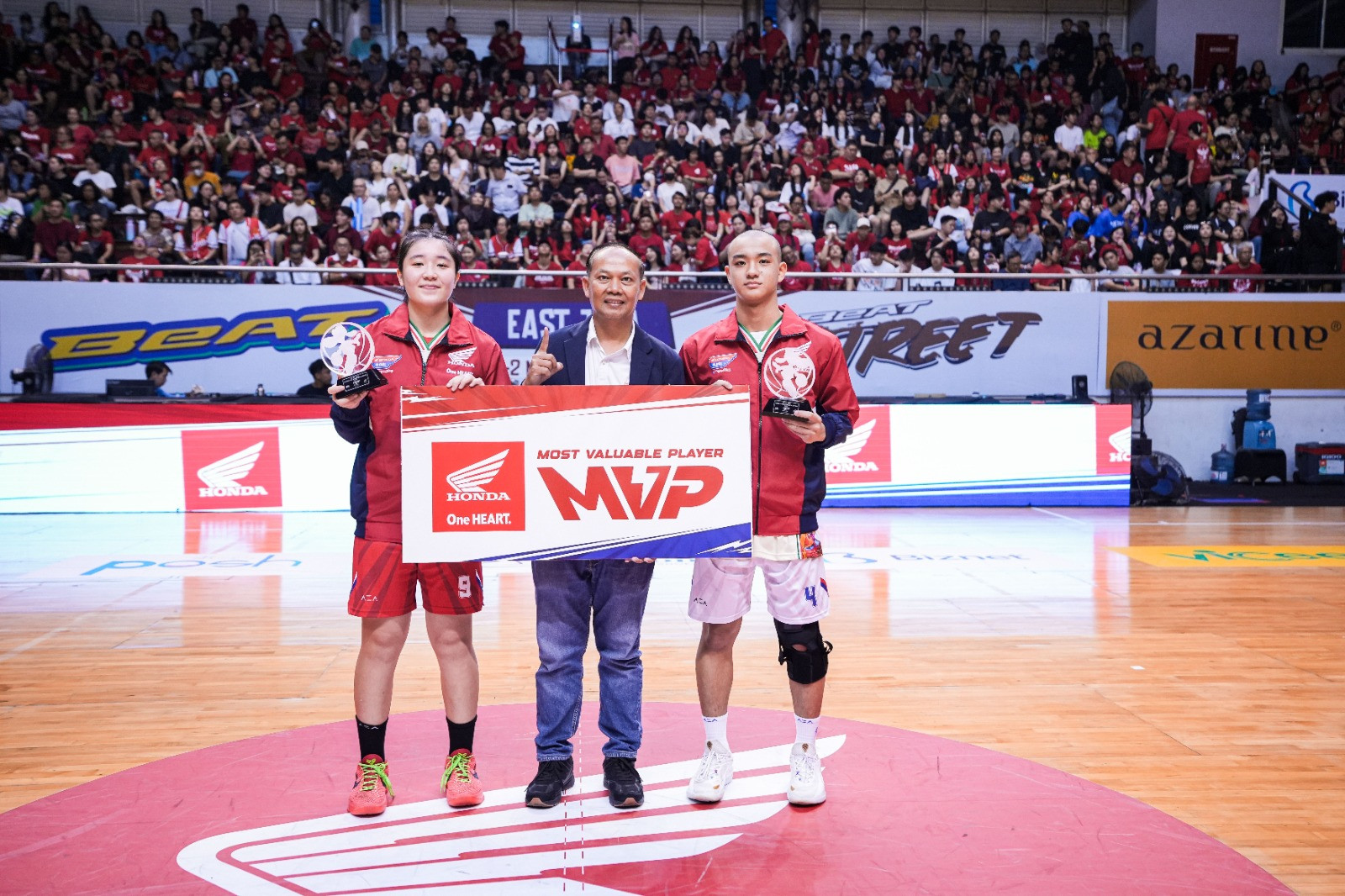 Kenzo (kanan) ketika melakukan seremonial gelar MVP DBL East Java 2025