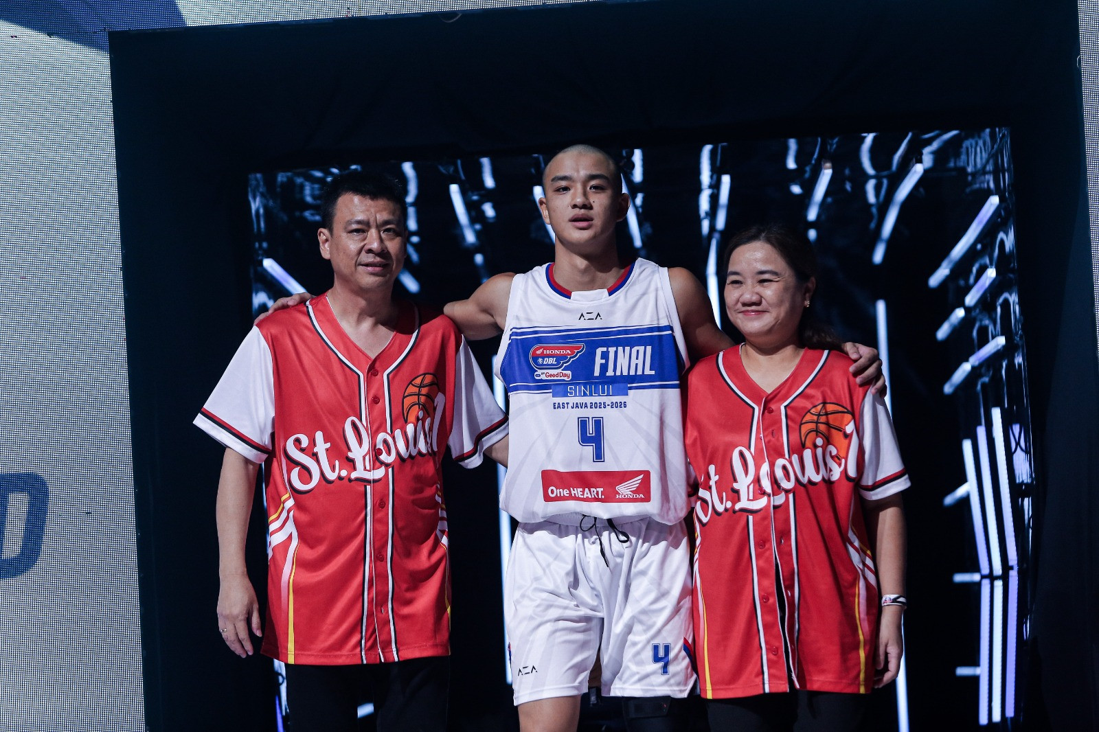 Momen Kenzo (tengah) didampingi orang tua tercinta saat pengenalan roster Final DBL East Java 2025