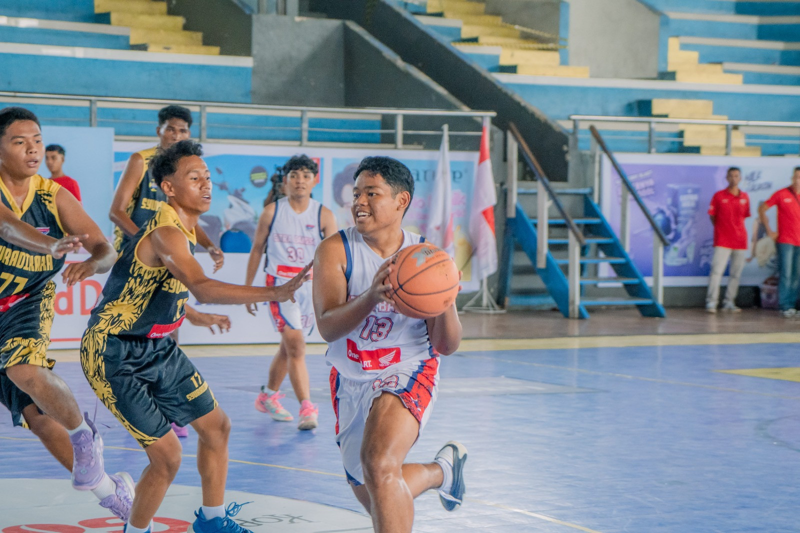 Kandas. Perjalanan sang debutan tim putri Arnoldus Janssen terhenti di laga pertama. Adalah Smantig yang menjadi sosok di balik kandasnya kapal sang debutan. Putri Smantig menang dengan skor akhir 25-4. Debutan datang bukan tanpa perlawanan. Pada kuarter pertama mereka sempat menempel margin poin Smantig. Sayang, di kuarter kedua sang debutan tak mampu mencetak angka. Sebaliknya, Smantig terus nyaman melantai di GOR Flobamora. Kesyha Anggely Beda menjadi pengumpul angka terbanyak. Berangkat dari bangku cadangan, Kesyha mengumpulkan 7 poin. Keysha memasukkan tiga dari tiga tembakan