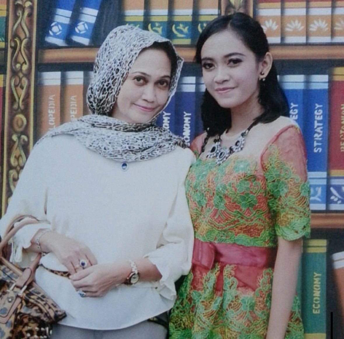 Yolie bersama sang ibu