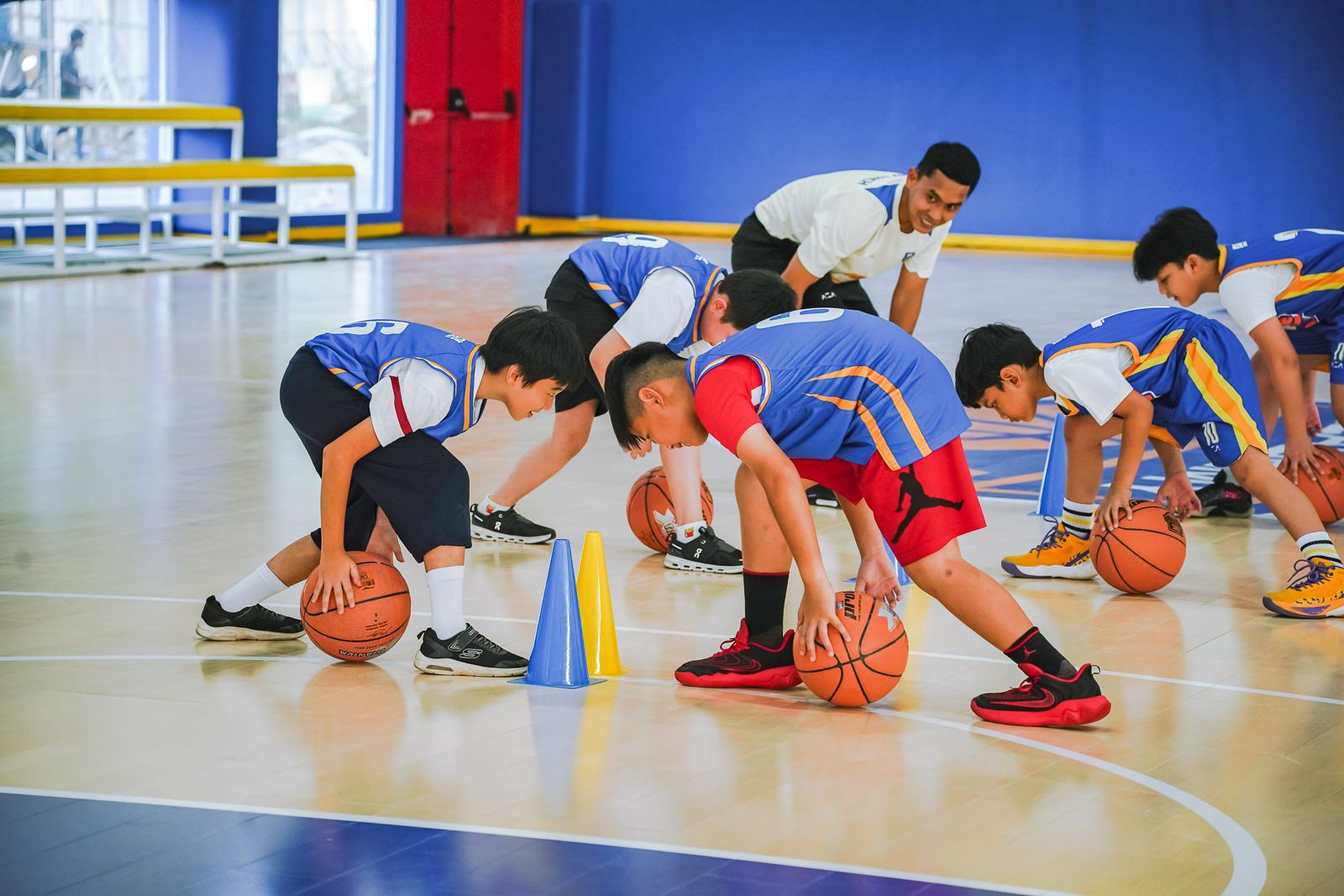 Suasana belajar fundamental basket di DBL Academy Jakarta dalam acara Open House pada Jumat, 24 April 2026