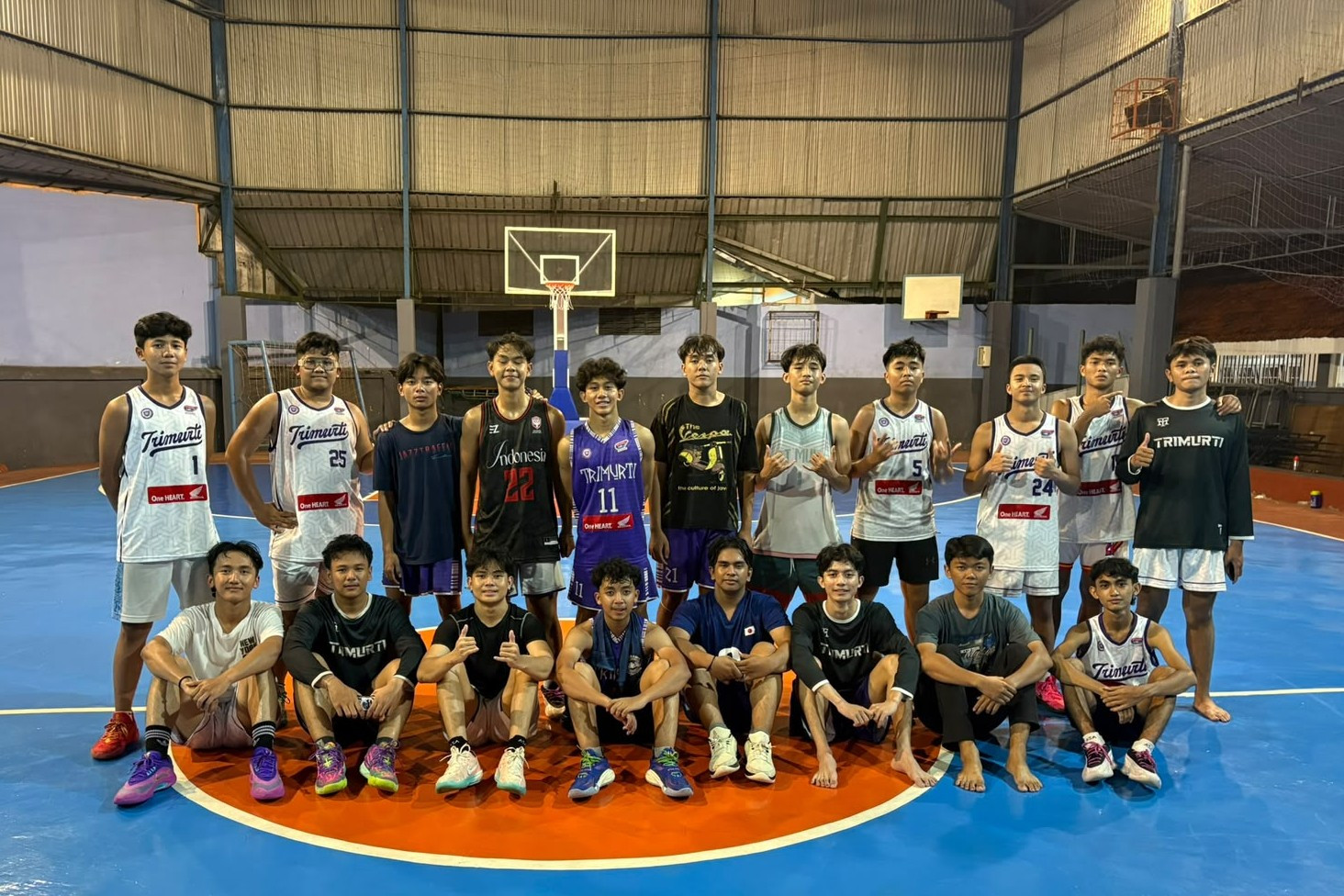 Tim basket putra SMA Trimurti Surabaya menjalani sesi latihan bersama alumni. (Foto: Dokumentasi Pribadi Fazle Mawla)