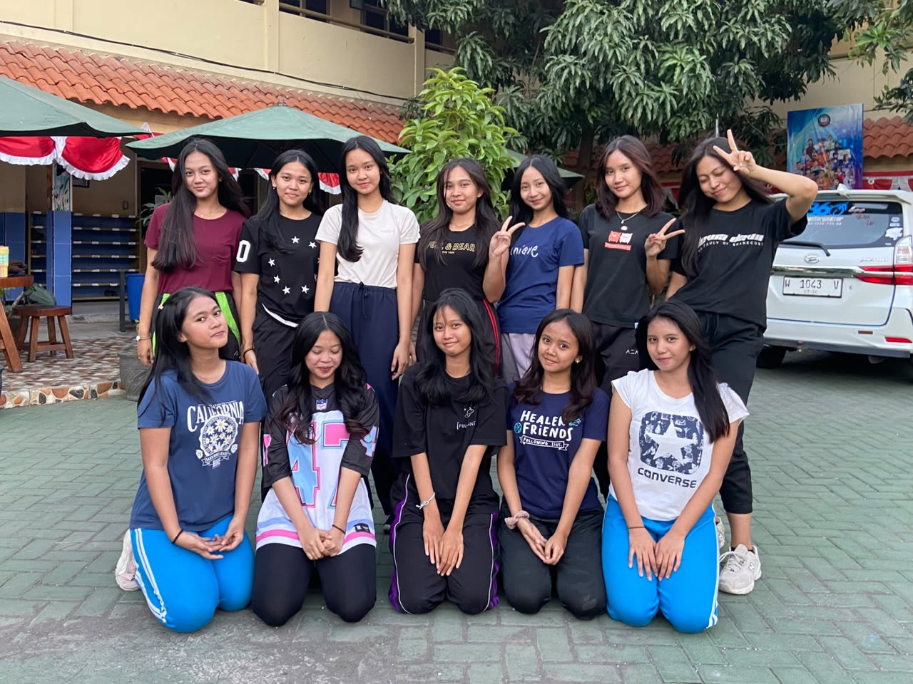 Potret HD Crew tim dance dari SMA Hang Tuah 2 Sidoarjo ketika berfoto bersama usai latihan untuk mempersiapkan AQUA DBL Dance 2026 East Java-North